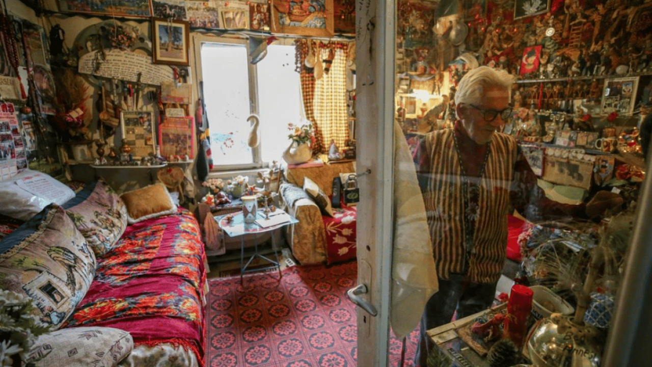60 yıllık hediyelikleri ve bir odaya sığdırdı! Kazım Amca’nın ilginç hikayesi
