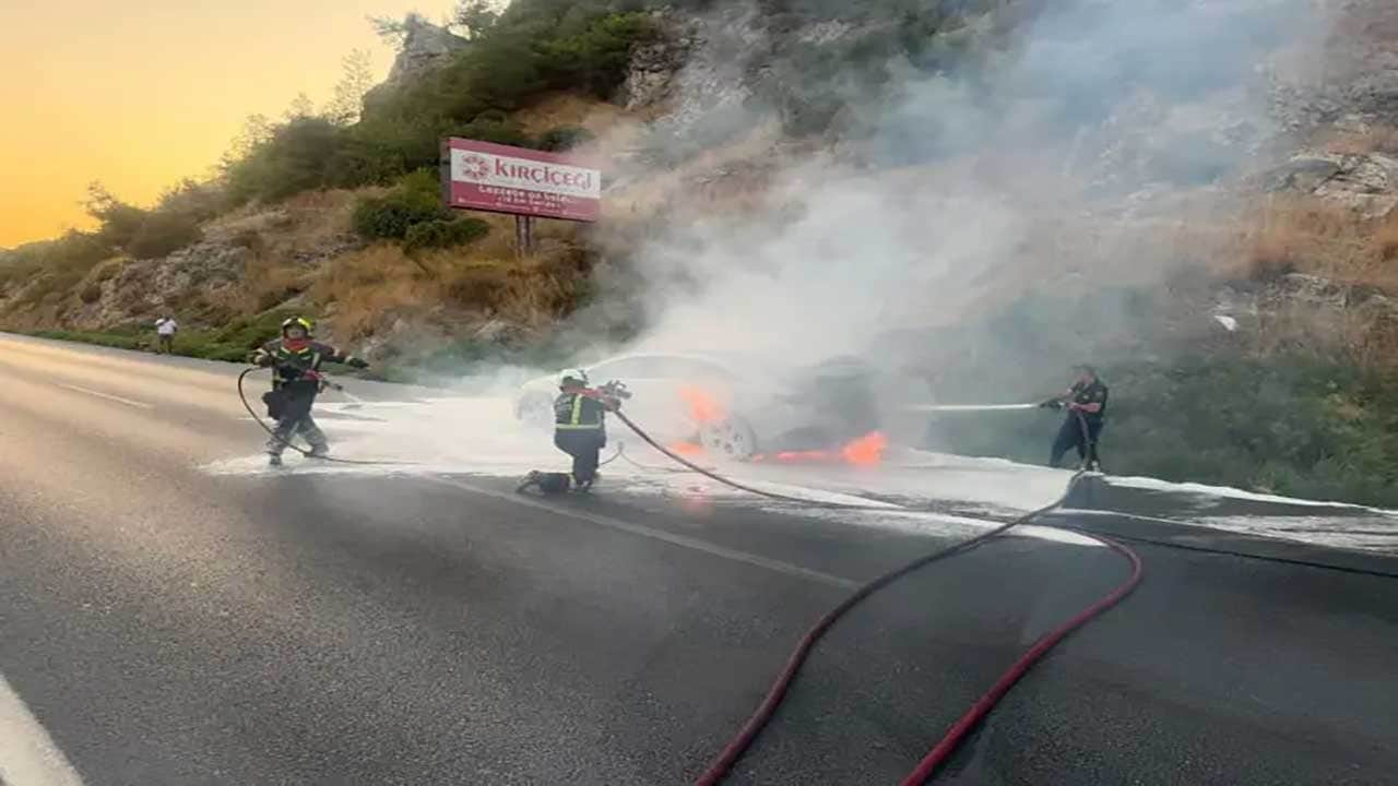 Foto - 8 milyonluk lüks otomobil alev alev yandı! İtfaiye Daire Başkanı bile gözlerine inanamadı!