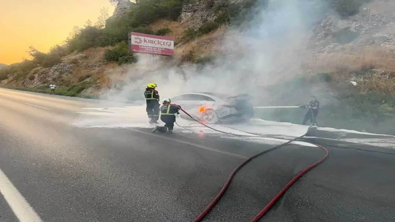 Foto - 8 milyonluk lüks otomobil alev alev yandı! İtfaiye Daire Başkanı bile gözlerine inanamadı!
