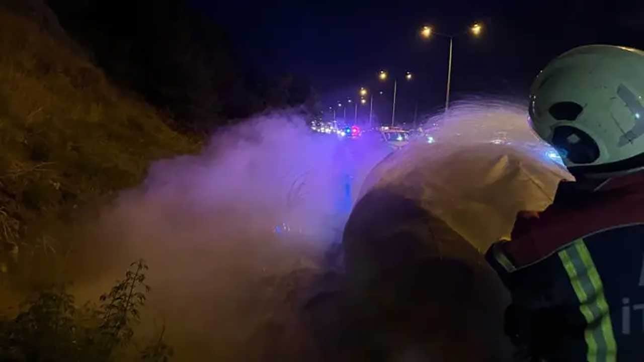 Foto - 8 milyonluk lüks otomobil alev alev yandı! İtfaiye Daire Başkanı bile gözlerine inanamadı!