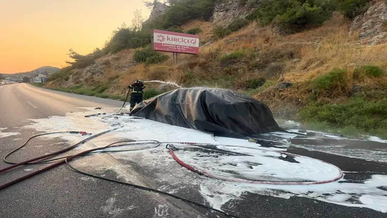 Foto - 8 milyonluk lüks otomobil alev alev yandı! İtfaiye Daire Başkanı bile gözlerine inanamadı!