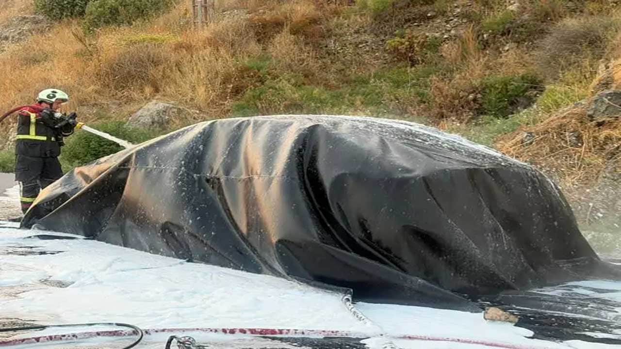 Foto - 8 milyonluk lüks otomobil alev alev yandı! İtfaiye Daire Başkanı bile gözlerine inanamadı!