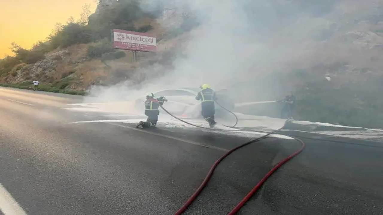 Foto - 8 milyonluk lüks otomobil alev alev yandı! İtfaiye Daire Başkanı bile gözlerine inanamadı!