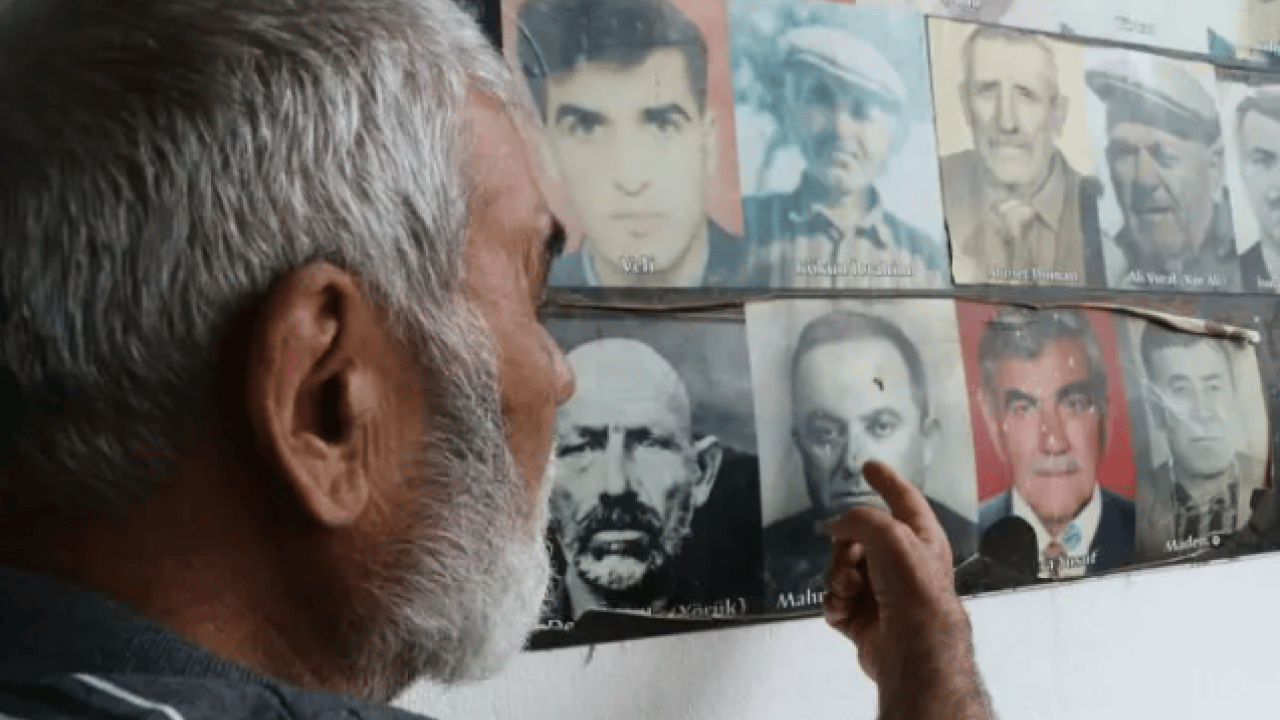 Foto - 8 yıldır gelenek haline geldi! Duvarın önüne gelip dua ediyorlar!