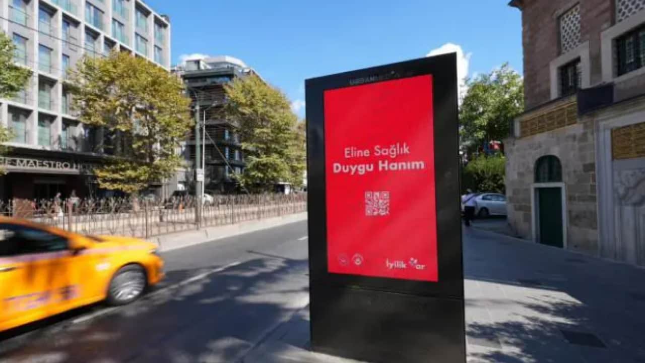 81 ile yerleştirilen billboardlar merak uyandırdı! Gözler o tarihe çevrildi!