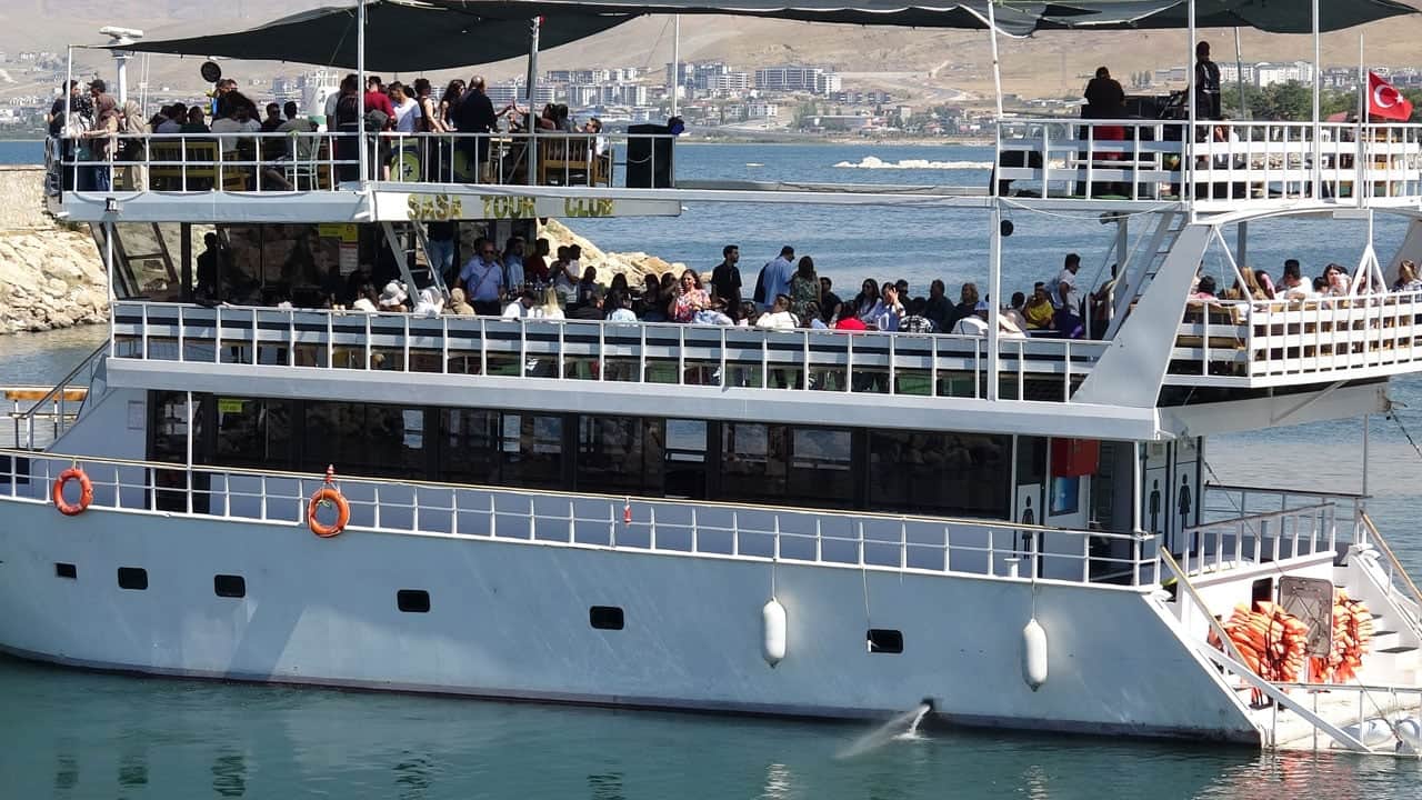 ABD ile savaş bile onları vazgeçiremedi! İranlı turistlerin Van sevdası