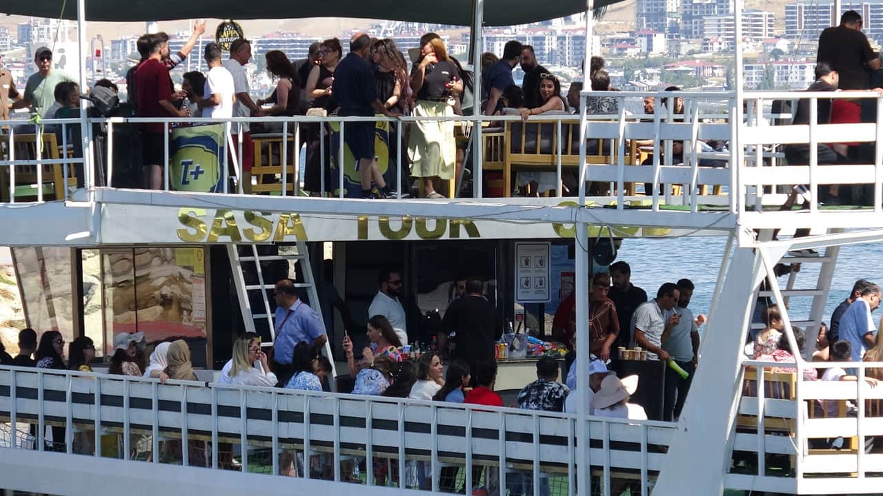 Foto - ABD ile savaş bile onları vazgeçiremedi! İranlı turistlerin Van sevdası