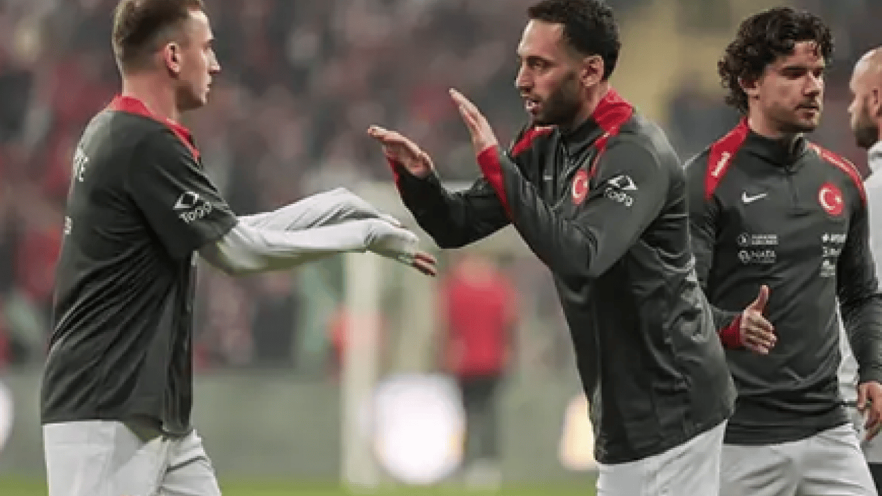 Foto - ABD maçı öncesi takımı sarsacak gelişme! Hacıosmanoğlu özür diledi! Hakan Çalhanoğlu'na tepki dinmiyor