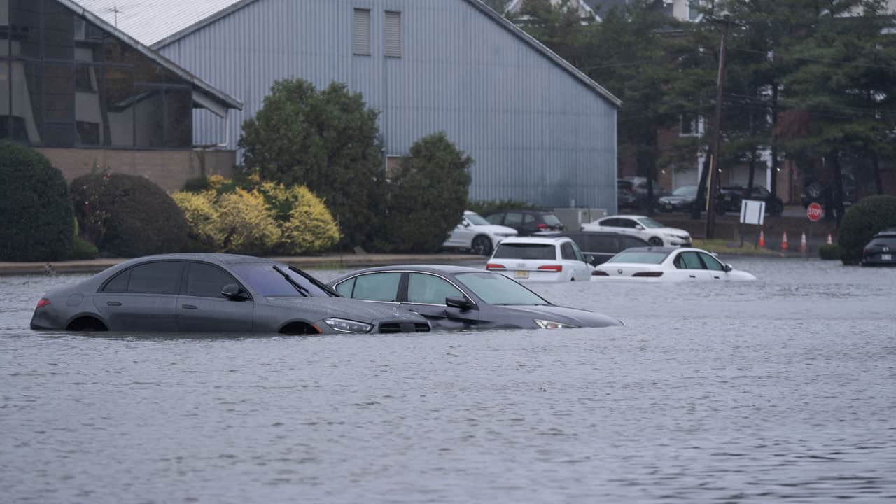 Foto - ABD’de otopark bir anda göle döndü! Araçlar sular altında kaldı