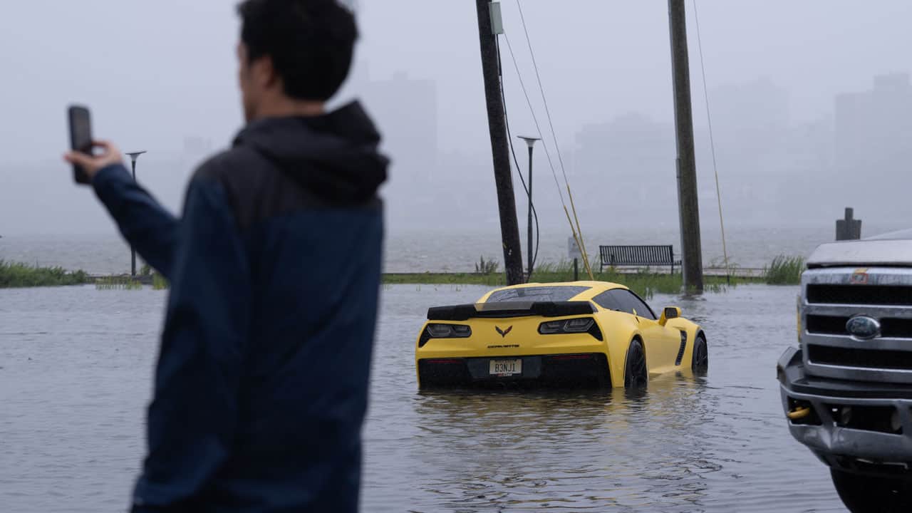 Foto - ABD’de otopark bir anda göle döndü! Araçlar sular altında kaldı