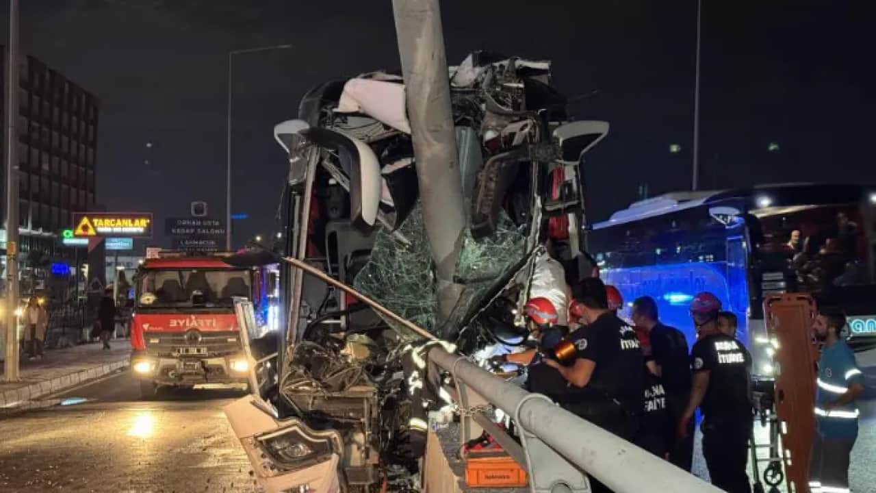 Foto - Adana'da feci kaza: Yolcu otobüsü direğe girdi!