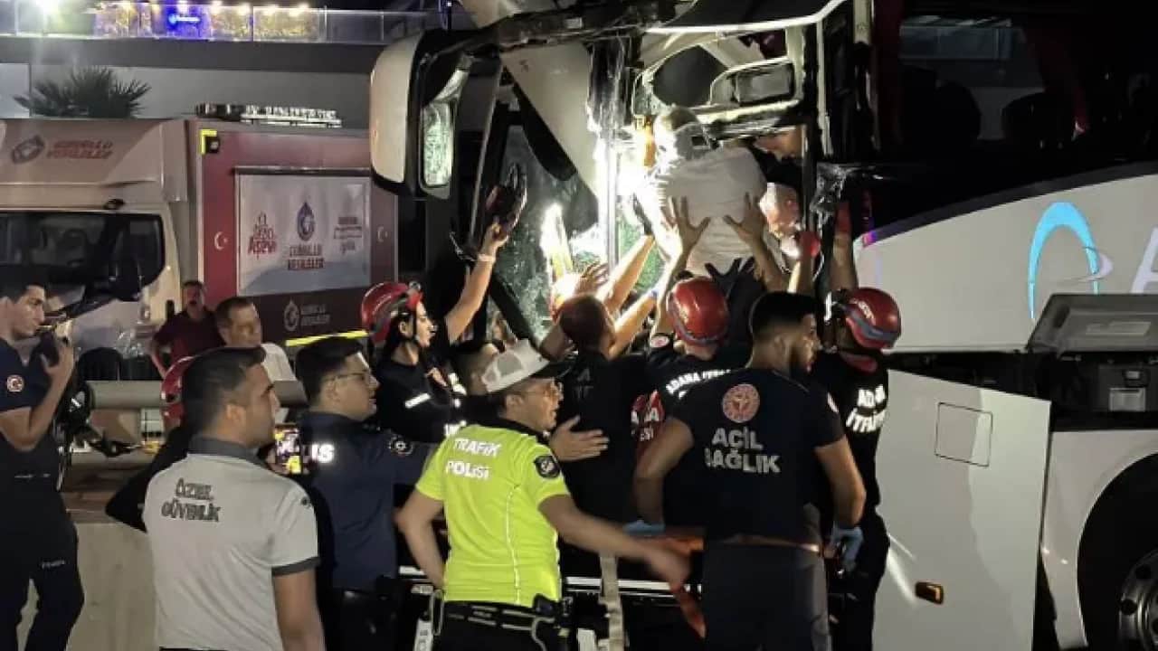 Adana'da feci kaza: Yolcu otobüsü direğe girdi!