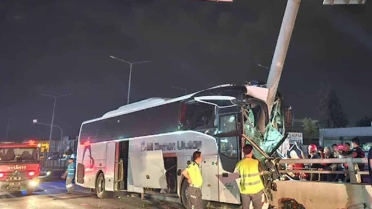 Foto - Adana'da feci kaza: Yolcu otobüsü direğe girdi!