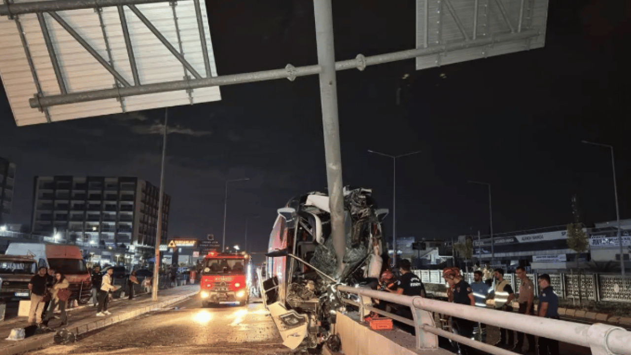 Foto - Adana'da feci kaza: Yolcu otobüsü direğe girdi!