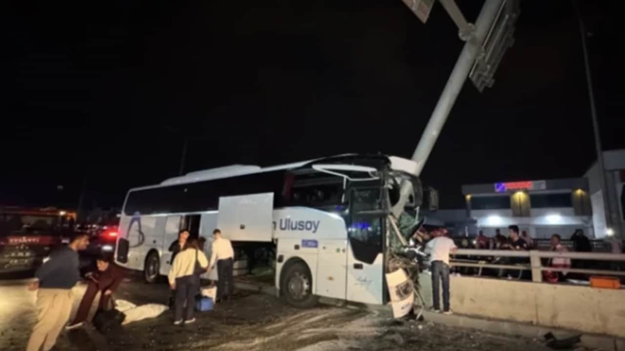 Foto - Adana'da feci kaza: Yolcu otobüsü direğe girdi!