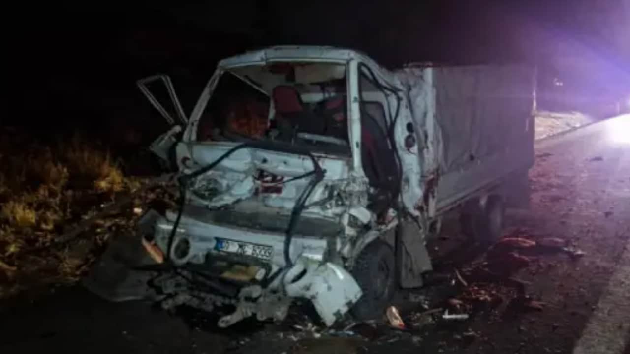 Foto - Adana'da korkunç kaza: Kamyonet tıra arkadan çarptı!