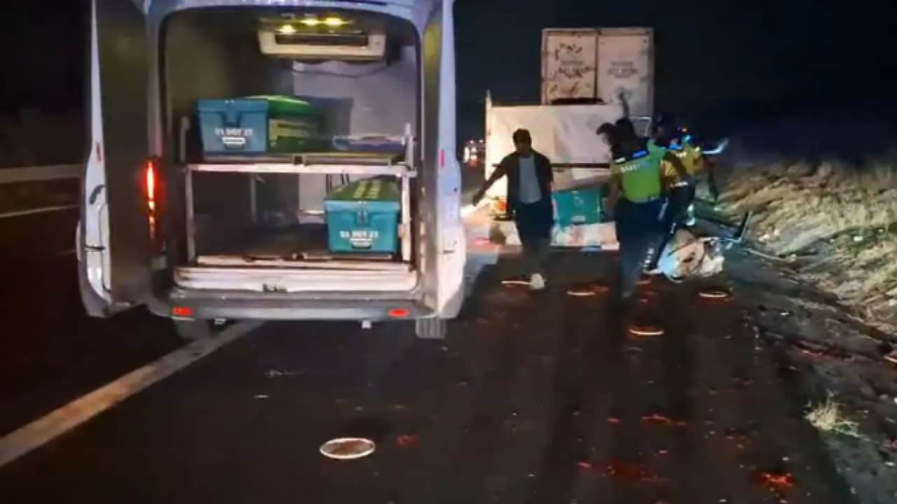 Foto - Adana'da korkunç kaza: Kamyonet tıra arkadan çarptı!