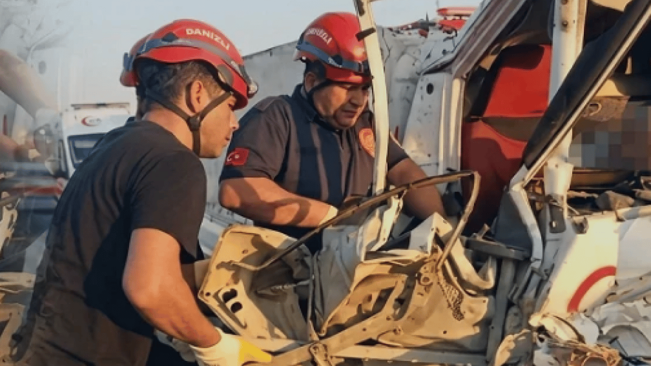 Foto - Adana'da korkunç kaza: Kamyonet tıra arkadan çarptı!