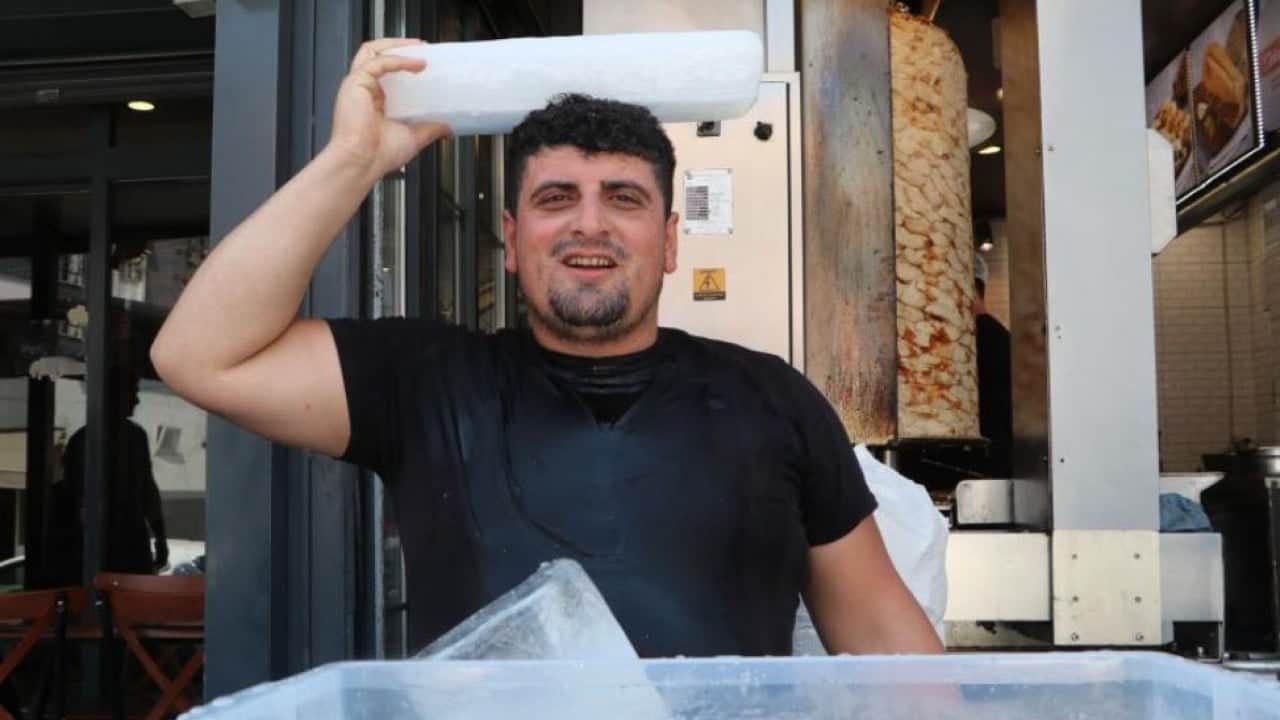 Foto - Adana’da sıradan bir gün! Serinlemek için bulduğu çözüm şaşırttı