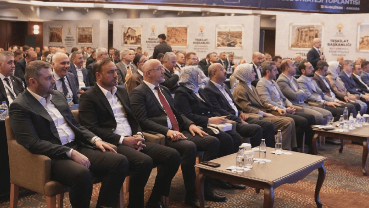 Afyonkarahisar AK Parti teşkilatı Batı Anadolu Bölge Strateji Toplantısına katıldı