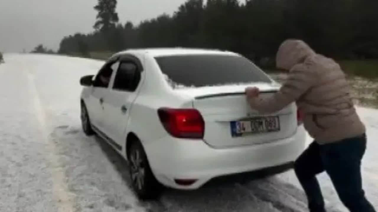 Ağustos sıcağında kış geri geldi! Kar yağışı yolları beyaza bürüdü