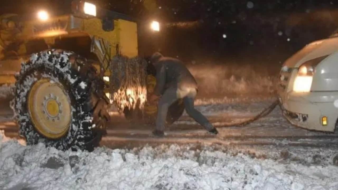 Foto - Ağustos sıcağında kış geri geldi! Kar yağışı yolları beyaza bürüdü