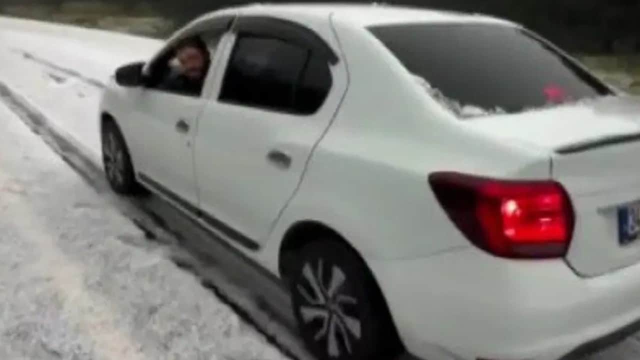 Foto - Ağustos sıcağında kış geri geldi! Kar yağışı yolları beyaza bürüdü
