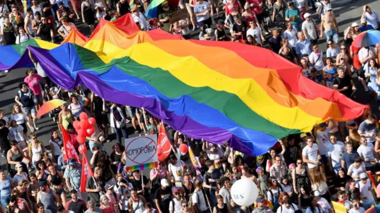 Foto - Ahlaksızlara milyonluk transferler: Sapkın LGBT derneklerini ihya etmişler
