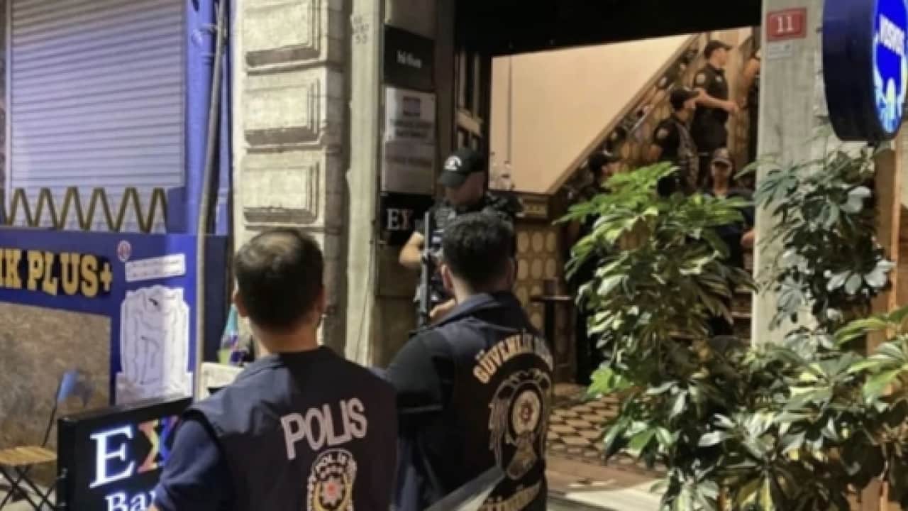 Foto - Ahlaksızlara milyonluk transferler: Sapkın LGBT derneklerini ihya etmişler