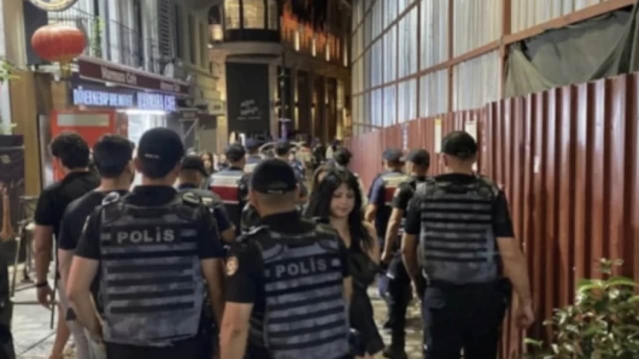 Foto - Ahlaksızlara milyonluk transferler: Sapkın LGBT derneklerini ihya etmişler