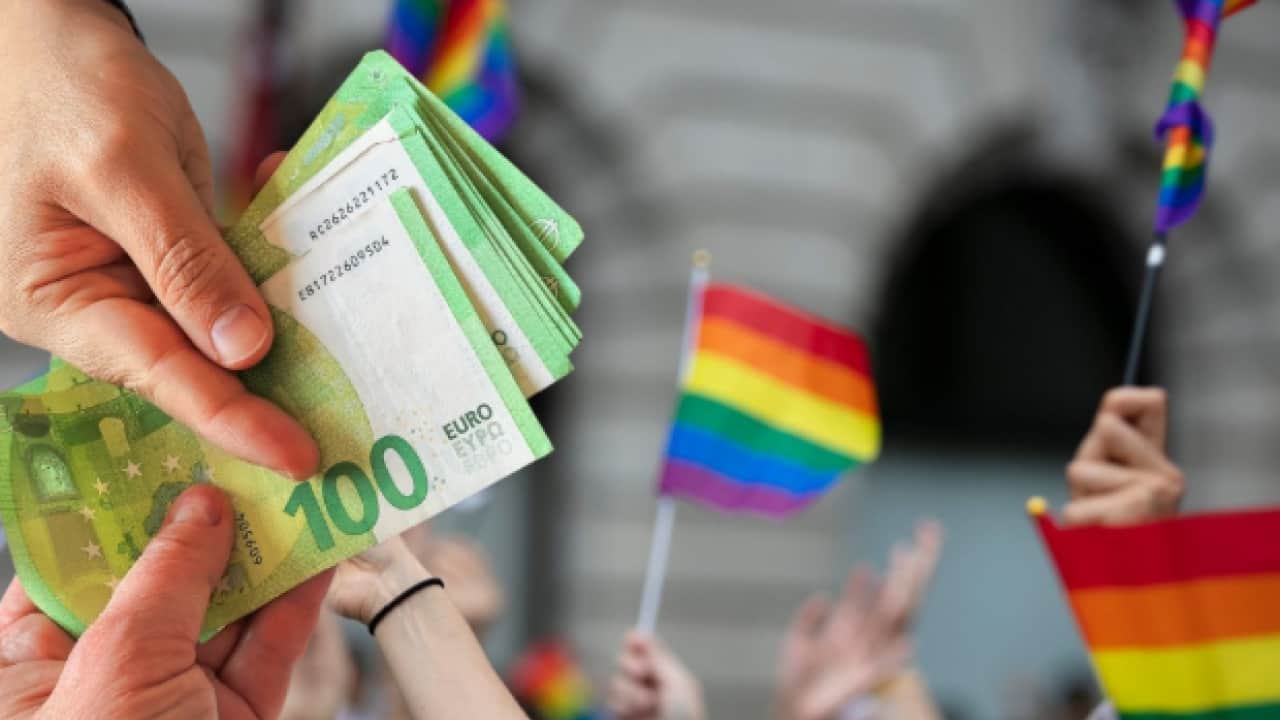 Foto - Ahlaksızlara milyonluk transferler: Sapkın LGBT derneklerini ihya etmişler