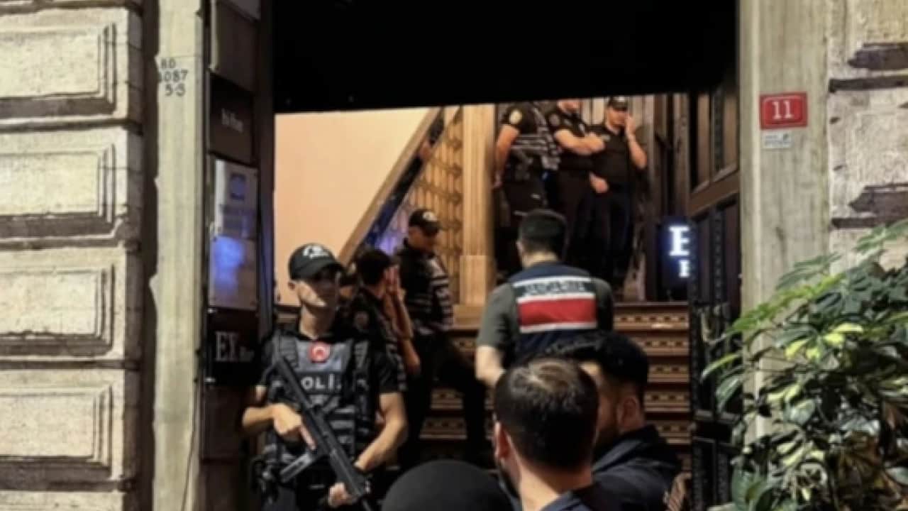 Foto - Ahlaksızlara milyonluk transferler: Sapkın LGBT derneklerini ihya etmişler