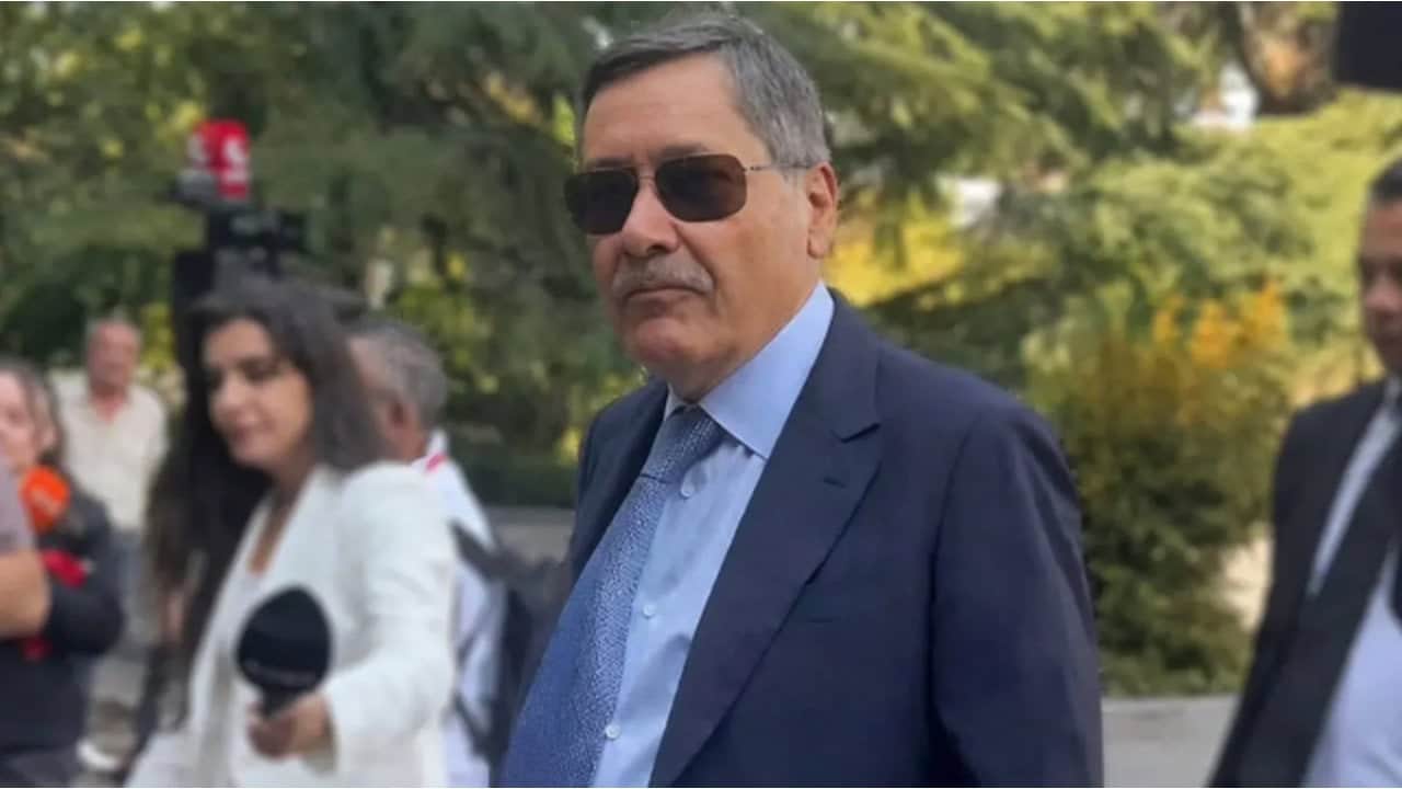 Foto - Ahmet Davutoğlu’nun oğlunun nikah töreninde şov yapmıştı! Bülent Arınç’a feleğini şaşırtacak tepki