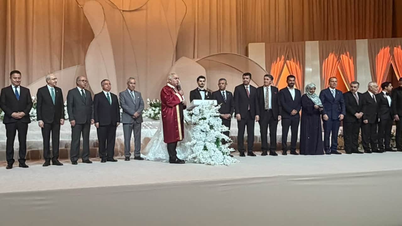 Foto - Ahmet Davutoğlu’nun oğlunun nikah töreninde şov yapmıştı! Bülent Arınç’a feleğini şaşırtacak tepki