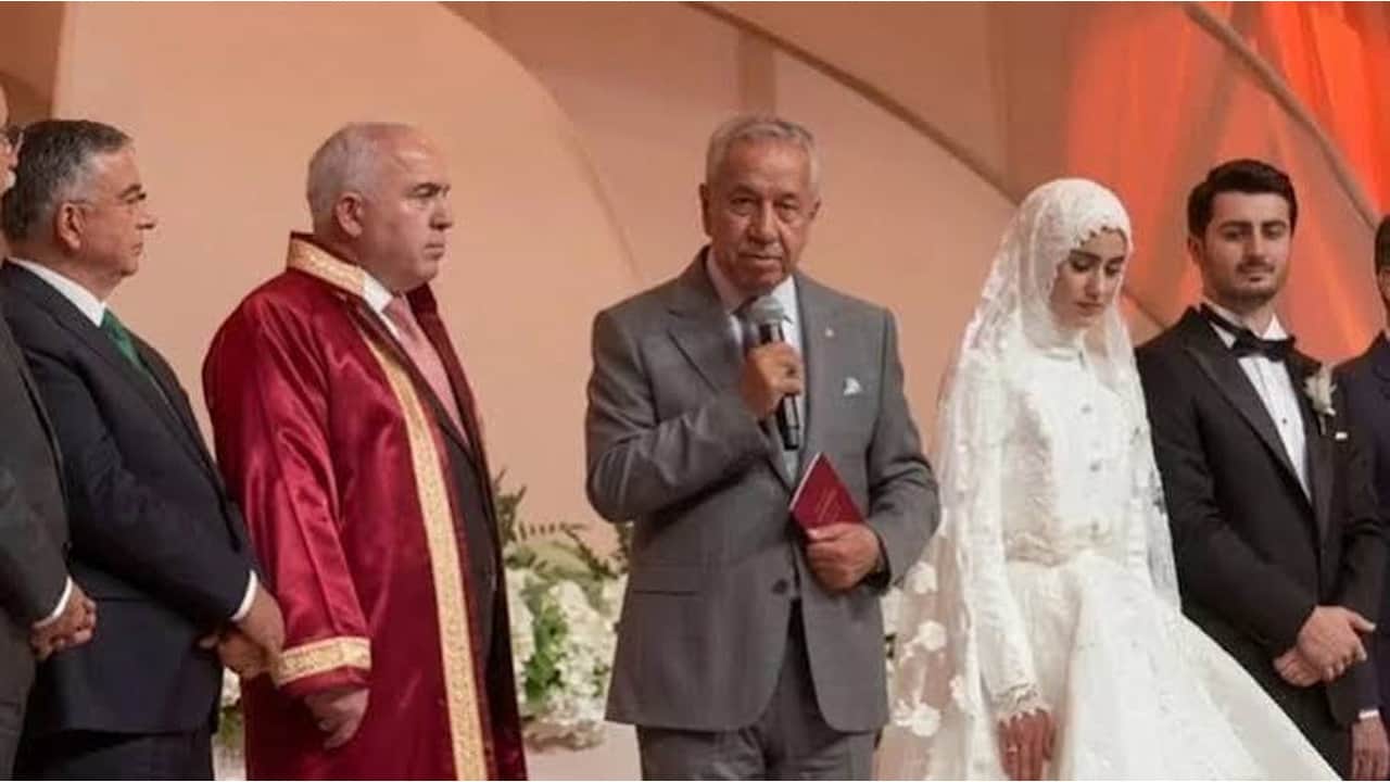 Foto - Ahmet Davutoğlu’nun oğlunun nikah töreninde şov yapmıştı! Bülent Arınç’a feleğini şaşırtacak tepki