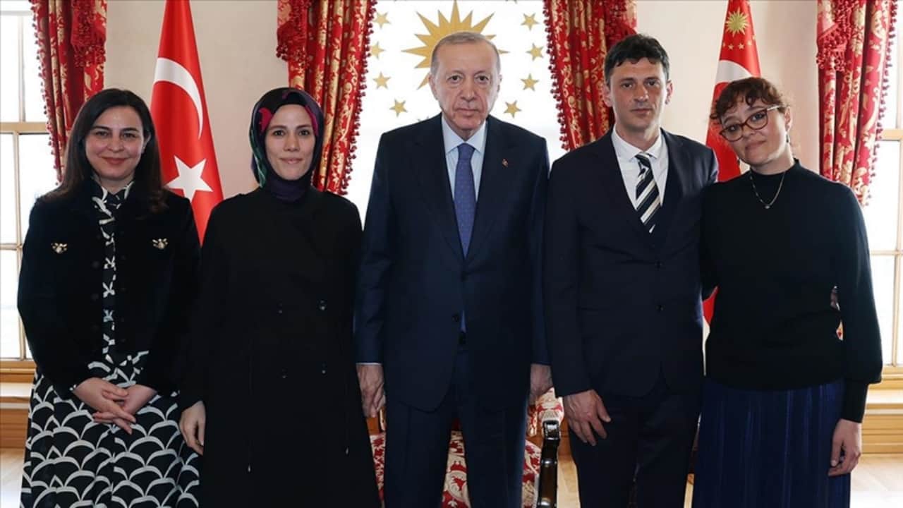 Foto - Ahmet Minguzzi’nin annesi, kapısının önündeki görüntüyü paylaşıp Cumhurbaşkanı Erdoğan’a seslendi: Lütfen sesimizi duyun