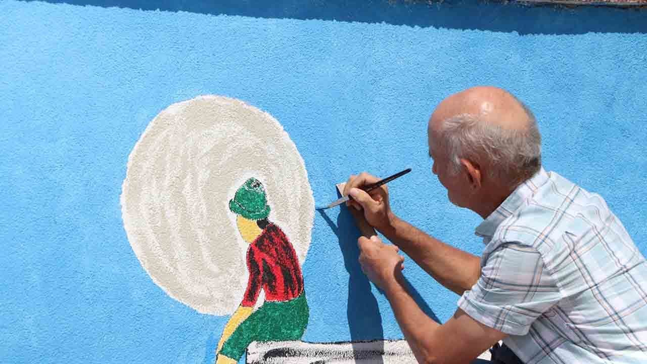 Ahşabı bıraktı, fırçasıyla kasabayı tuval yaptı