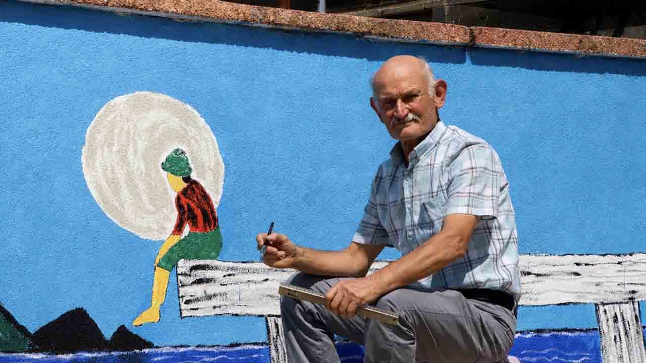 Foto - Ahşabı bıraktı, fırçasıyla kasabayı tuval yaptı