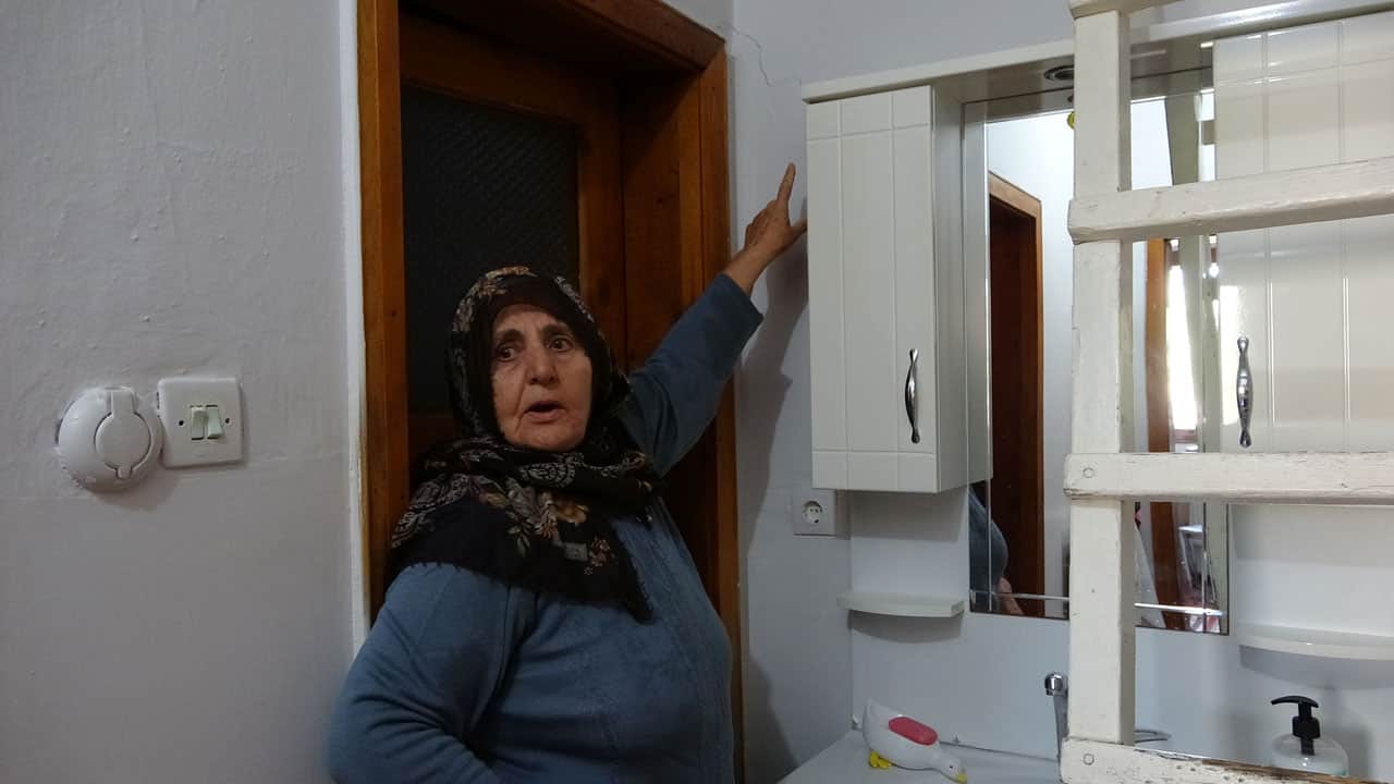 Foto - Aileler bu gizemin çözülmesini bekliyor! Binanın temelinden su çıkıyor