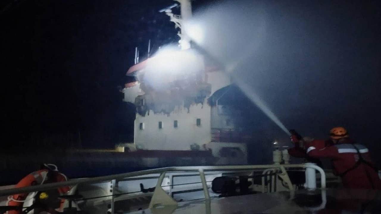 Foto - Ajanslar son dakika koduyla servis ediyor! Karadeniz’de Türk gemisi vuruldu
