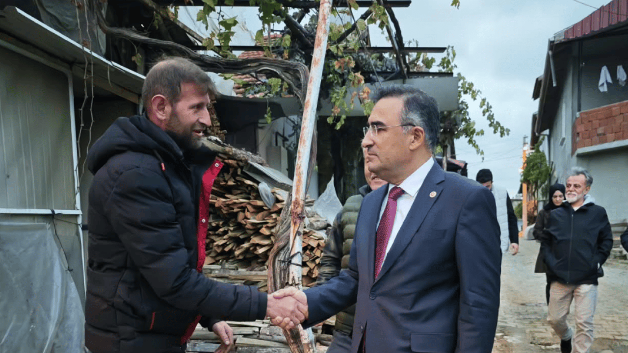 Foto - AK Parti'den Kütahya'da gönül seferberliği! Milletvekili Hasan Arslan Gediz'de esnafın kapısını çaldı, yaraları sardı!