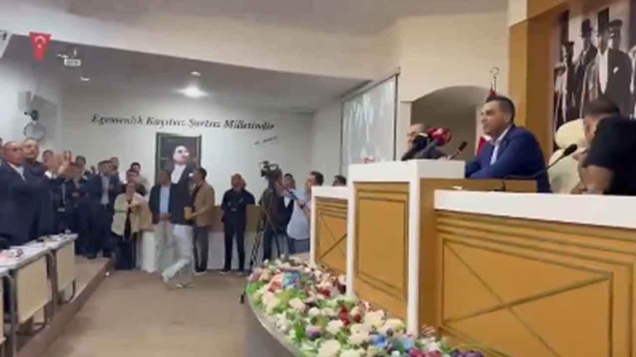 Foto - AK Parti'ye geçen belediye başkanına terbiyesizlik