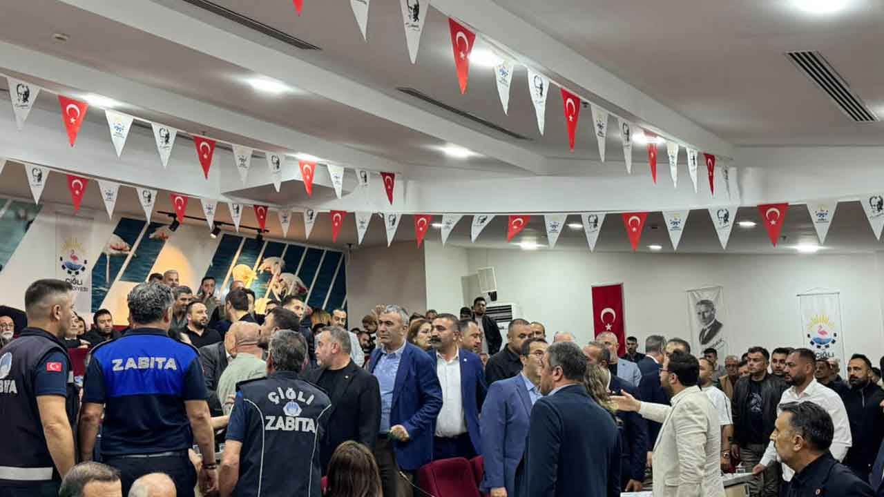 Foto - AK Parti'ye geçen belediye başkanına terbiyesizlik