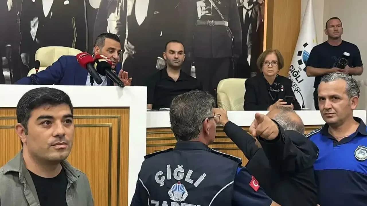 Foto - AK Parti'ye geçen belediye başkanına terbiyesizlik