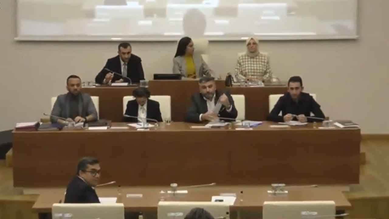 Foto - 'AK Parti'ye nasıl geçtin utanmaz' sözlerine 4 kelimelik o yanıtı verince resmen çılgına döndü