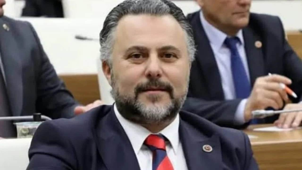 Foto - 'AK Parti'ye nasıl geçtin utanmaz' sözlerine 4 kelimelik o yanıtı verince resmen çılgına döndü