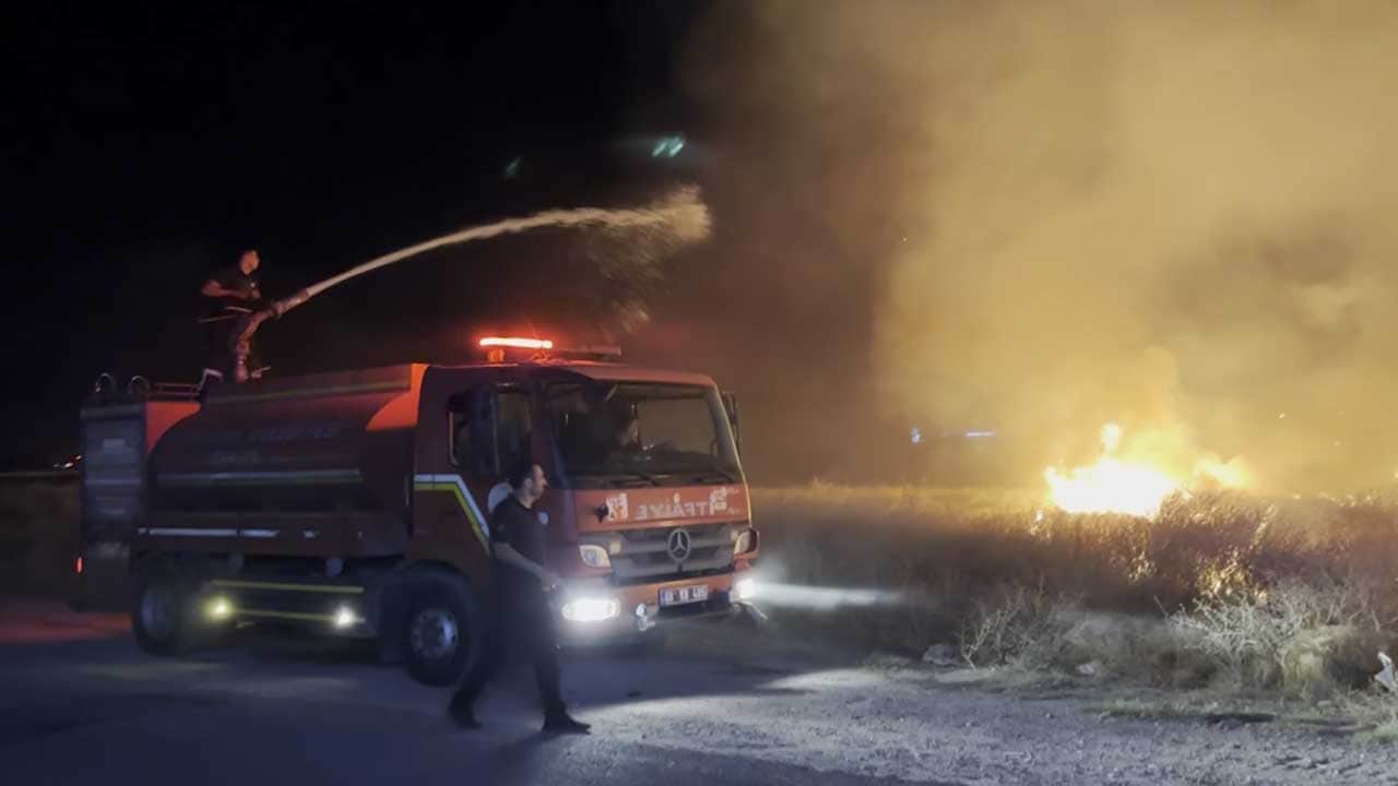 Aksaray'da korkutan ot yangını! Alevler mahalleye yayılmadan söndürüldü!