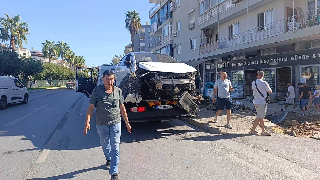 Alanya'da dehşet anları! Kontrolden çıkan otomobil yayaya ve otobüs durağındakilere çarptı: 1'i ağır 3 yaralı!