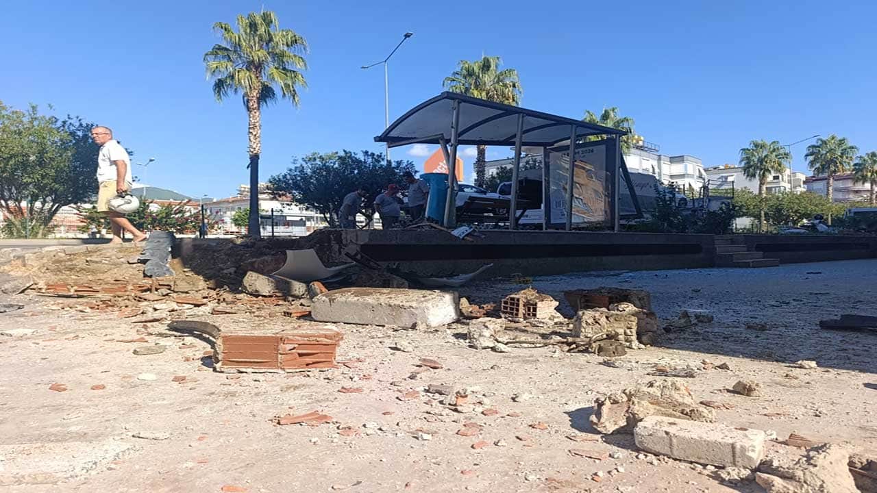 Foto - Alanya'da dehşet anları! Kontrolden çıkan otomobil yayaya ve otobüs durağındakilere çarptı: 1'i ağır 3 yaralı!