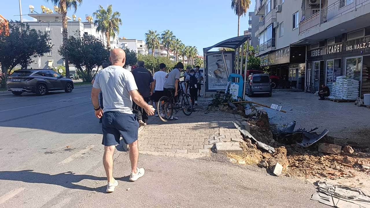 Foto - Alanya'da dehşet anları! Kontrolden çıkan otomobil yayaya ve otobüs durağındakilere çarptı: 1'i ağır 3 yaralı!